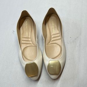 Women’s Adrienne Vittadini Lotzie kids skin Flat. - bone pearlized leather 6M